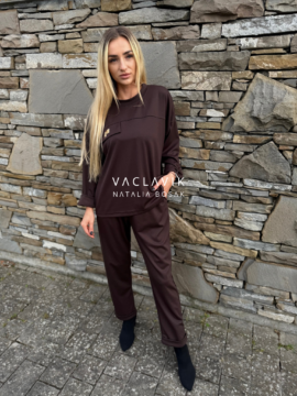 Elegancki komplet dzianionowy z ozdobną patką