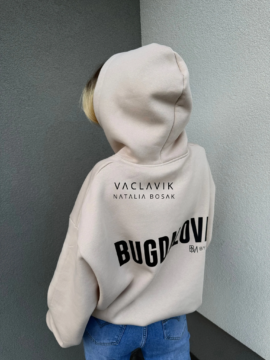 Oversizowa bluza z kapturem i haftem – Bugdalova by Mia